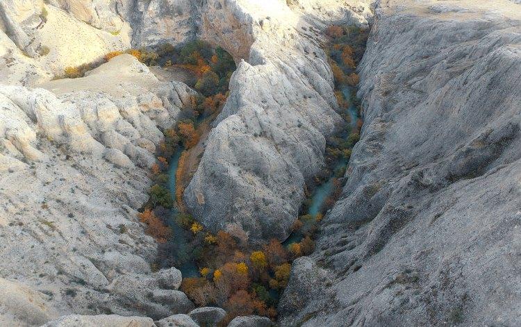 <p>Sarp kayalıklara sahip kanyon, ortasından geçen Tohma Çayı ve kanyondaki ağaçların sonbaharla oluşturduğu renk cümbüşü, kış mevsimi öncesi ziyaretçilerini eşsiz bir manzarayla karşılıyor. </p>
