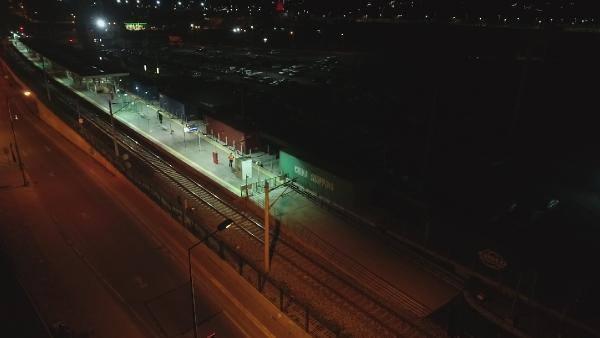 <p>Yolun medeniyet olduğunu ve hiç şüphesiz ülkelerin ilerlemesinin ve kalkınmasının en önemli göstergelerinden biri olduğunu vurgulayan Bakan Turhan; güvenli, hızlı ve kolay ulaşımın, ticaretin, üretimin ve ihracatın en önemli bileşeni olduğunu söyledi.</p>