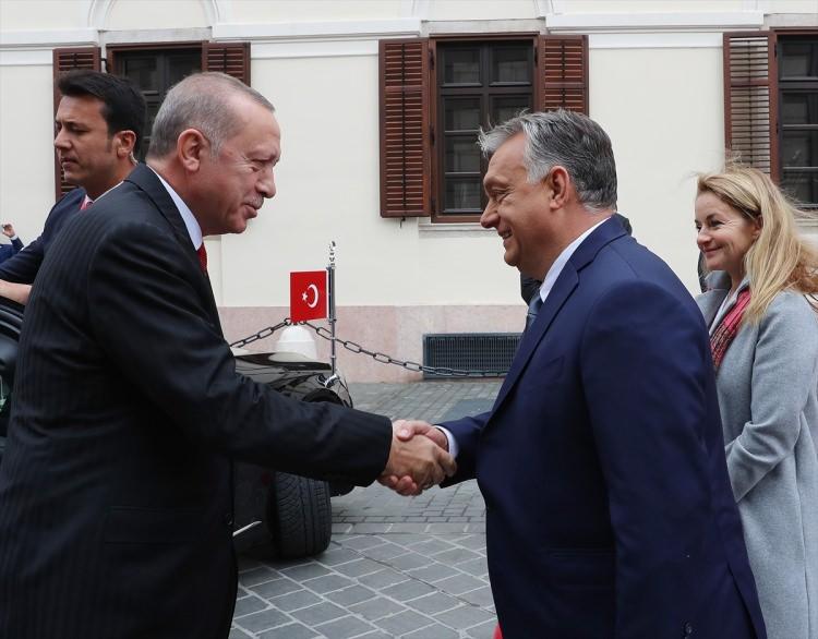 <p>Macaristan Başbakanlık Ofisi'ndeki resmi törende, iki ülkenin milli marşlarının çalınmasının ardından Cumhurbaşkanı Erdoğan tören kıtasını selamladı.</p>
