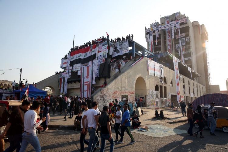 <p>Bağdat'ın merkezindeki Tahrir Meydanı'na bakan cadde üzerinde yer alan bina, vaktiyle son katında bir Türk lokantası bulunduğu için bu isimle anılıyor. Bina, ülkedeki hükümet karşıtı gösterilerin yeniden başladığı 25 Ekim öncesine kadar, 2003 işgali sırasında ABD güçlerince bombalanarak harabeye dönüşen metruk yapılardan biri olarak duruyordu.</p>
<p> </p>