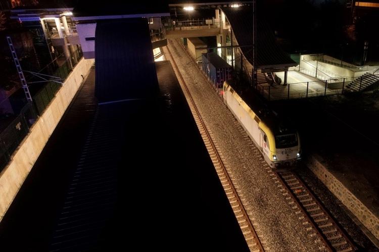 <p>Yükün, Bakü-Tiflis-Kars hattının ve Marmaray'ın kullanılarak orta koridor üzerinden taşınması, diğer koridorlara göre zaman ve enerji tasarrufu sağlayacak.</p>