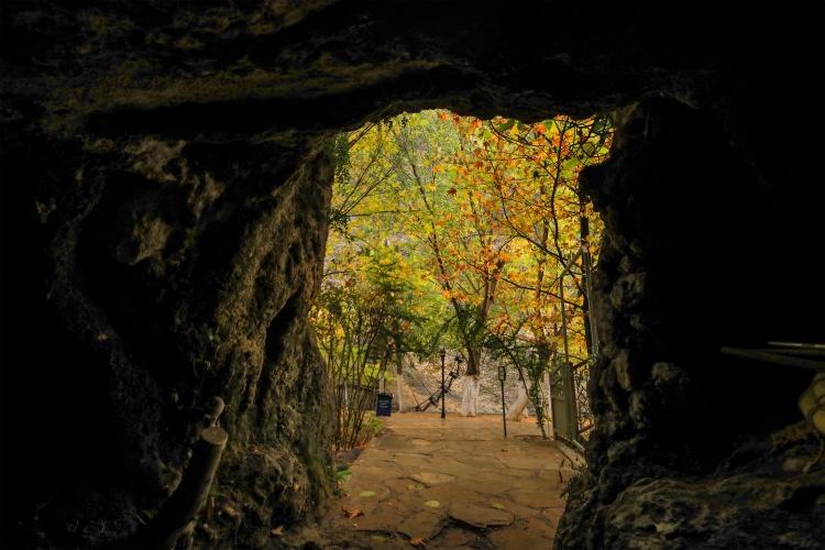 <p>Tarihi Somuncu Baba Külliyesi'ne yürüyüş mesafesindeki kanyon, ahşap köprüleri, mini doğal şelaleleri, su çarkları, yürüyüş alanları ve Tohma kıyısındaki çay bahçeleriyle ziyaretçilerine dingin bir ortamda dinlenme imkanı sunuyor. Su sporlarının da yapılabildiği kanyonda, doğa ile baş başa kalmak isteyenler için vadi içerisinde kamp da yapılabiliyor.</p>
