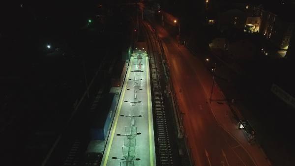 <p><strong><span style="color:#FFD700">'820 METRE, 42 KONTEYNER' </span></strong><br />
<br />
Tren hakkında bilgi veren Bakan Turhan, "Yolculuğuna Çin'in Xi'an şehrinden başlayan ve 42 TIR'a eş değer elektronik ürün yükü taşıyan China Railway Ekspress'in toplam uzunluğu 820 metre.</p>