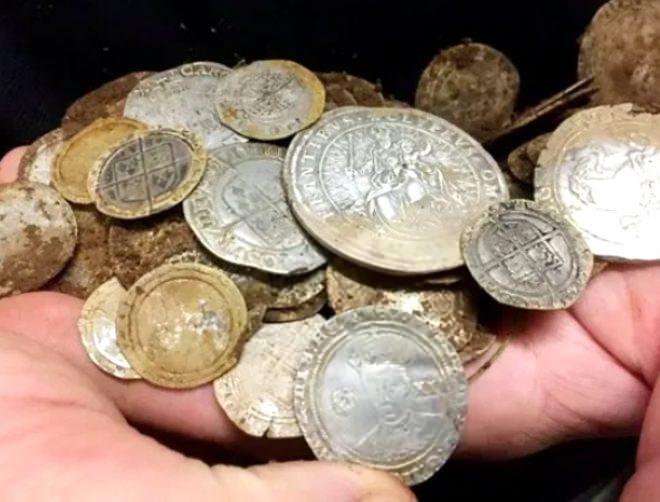 <p>Bir buçuk saat kadar geniş bir alanı aradıktan sonra, 84 adet sikke buldular.</p>
<p> </p>