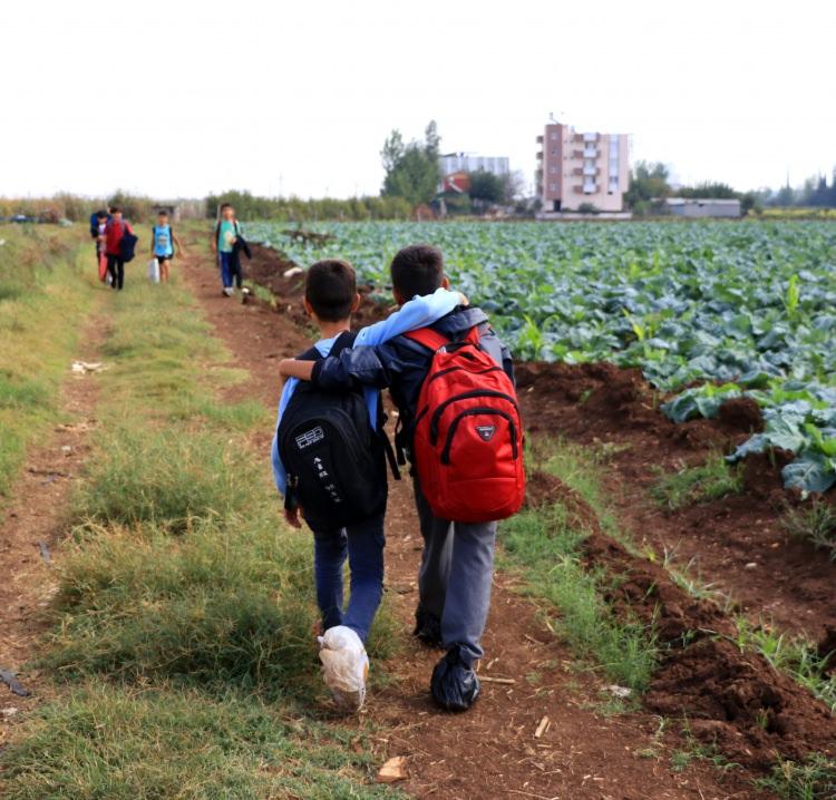 <p>Bayram Karadağ İlkokulu/Ortaokulu 1999 yılında eğitim-öğretime açıldı. İncirlik Cumhuriyet Mahallesi’nde oturan çocuklar ise yıllardır 2 kilometrelik ana yolu kullanmak yerine 400 metre uzunluğundaki sebze ekili tarlanın içindeki yoldan okula gitmeye başladı. </p>

<p> </p>
