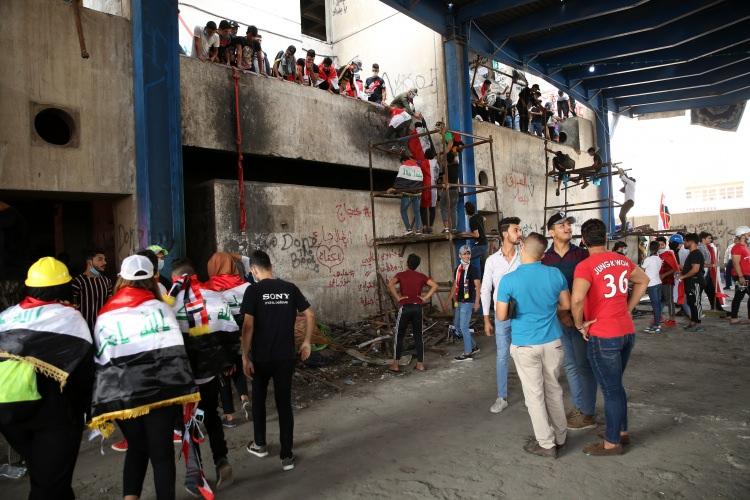 <p>Konuşurken gözyaşlarına hakim olamayan Ebu Seccad, "Yıllardır kaderine terk edilen bu bina, göstericilerin kalesi haline geldi." diyerek, şunları kaydetti:</p>
<p> </p>