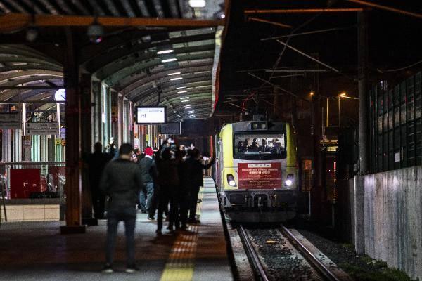 <p><strong>Uğurlama törenine, Ulaştırma ve Altyapı Bakanı Cahit Turhan ile Ticaret Bakanı Ruhsar Pekcan ve Çinli diplomatlar ile çok sayıda vatandaş katıldı.</strong></p>

<p> </p>
