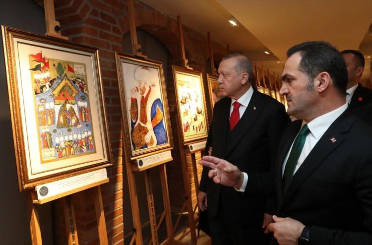 <p>Türkiye Cumhurbaşkanı Recep Tayyip Erdoğan, Gül Baba Türbesi'ni ziyaret etti ve Türbe kompleksindeki "Minyatürlerle Osmanlı Devri Türk Okçuluğu" sergisini ziyaret etti.</p>

<p> </p>
