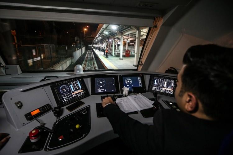 <p>754 milyarı bulan yatırım harcamamızla, ulaştırma ve haberleşme altyapımızı güçlendirerek uluslararası taşımacılık güzergâhlarındaki eksik bağlantıları tamamlamak önceliklerimiz arasında yer aldı. Çin, Asya, Avrupa ve Orta Doğu'yu birbirine bağlayarak devasa bir altyapı ve ulaşım ağı oluşturulmasını amaçlayan 'Tek Kuşak Tek Yol Projesine' de bu çerçevede özel önem verdik" dedi.</p>