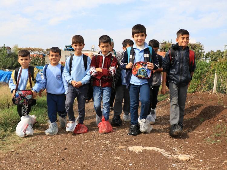 <p><strong>“Çok vahim durumdayız”</strong></p>
<p><br />
Çocuklarının her gün okula gitmek için zahmet çektiğini belirten veli Halime Beyrüz, “Başka yolumuz yok. Diğer yoldan gitmek için servise vermemiz lazım. Ona da durumumuz yok. 4-5 çocuğu okula giden veliler de var ve servis parasını verme şansları yok. Dar gelirli aileleriz hepimiz. Yollarımız çamur içerisinde. Okula perişan halde gidiyorlar. Okula çamurlu gidince yöneticilerden uyarı alıyorlar. Çok vahim durumdayız. Tarla sahiplerinden yeri geliyor laf yiyoruz. Bir an önce bizim yollarımızın yapılmasını istiyoruz” diye konuştu.</p>