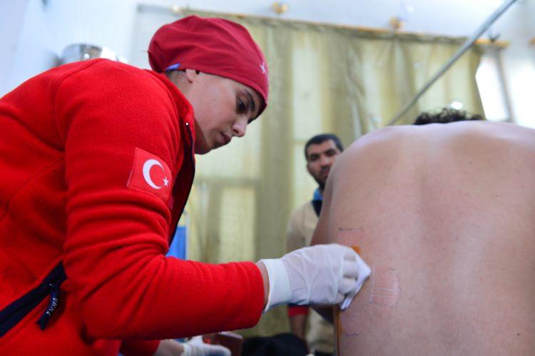 <p>Terör örgütünün, hastanenin bazı bölümlerini kullandığının geri kalan kısımları da hizmete kapattığının ortaya çıktığını kaydeden Erkuş, şöyle devam etti:</p>

<p> "Burası büyük bir hastane ama kurgusuna baktığımızda daha çok belli bir bölgeye, kesime hizmet etmiş belli noktaların aktiflendiğini görüyoruz. Bazı yerlere bakıyoruz örümcek ağlarıyla kaplı kurgulanmış, etrafı toz içerisinde hiç açılmamış, kullanılmamış, hizmet vermemiş. Eğitim salonlarında, odalarında yerlerde YPG/PKK terör örgütünün ele başının fotoğrafları, birlikte hareket ettikleri eylemler, festival resimleri, bayraklarını gördük. Burayı karargah, eğitim merkezi gibi kullanmışlar. Ama biz burayı asıl fonksiyonu olan hastane hizmetlerine çevirmek için gece gündüz gayret gösteriyoruz."</p>

