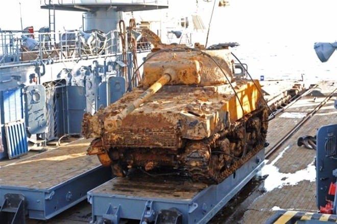<p>Uzmanlara göre, bunlar son yıllarda bu gemiden çıkarılan üçüncü ve dördüncü tank. Şu an askeri uzman ekibi, Barents Denizi'nden birkaç adet zırhlı aracı daha çıkarmak için çalışmalar sürdürüyor.</p>
<p> </p>