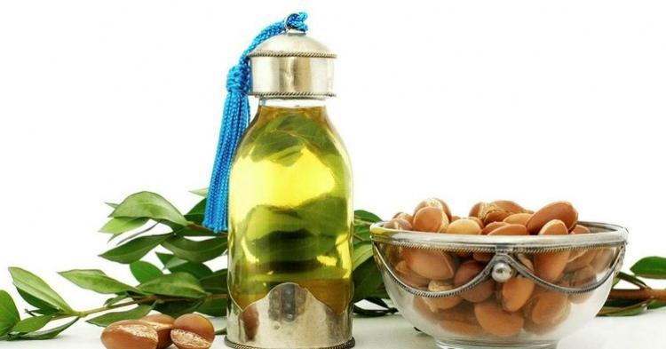 <p><span style="color:#000000"><strong>Kanıtlanmış bir sebum olan argan yağı, fazla yağlanma ve bu yağlanmaya bağlı olarak gözeneklerin tıkanması nedeniyle ortaya çıkan akne, sivilce ve siyah noktaların oluşumunu engellemeye yardımcı oluyor. Özellikle sivilce sonrası hasar görmüş hücreleri tedavi etmeye de yardımcı olur. </strong></span></p>