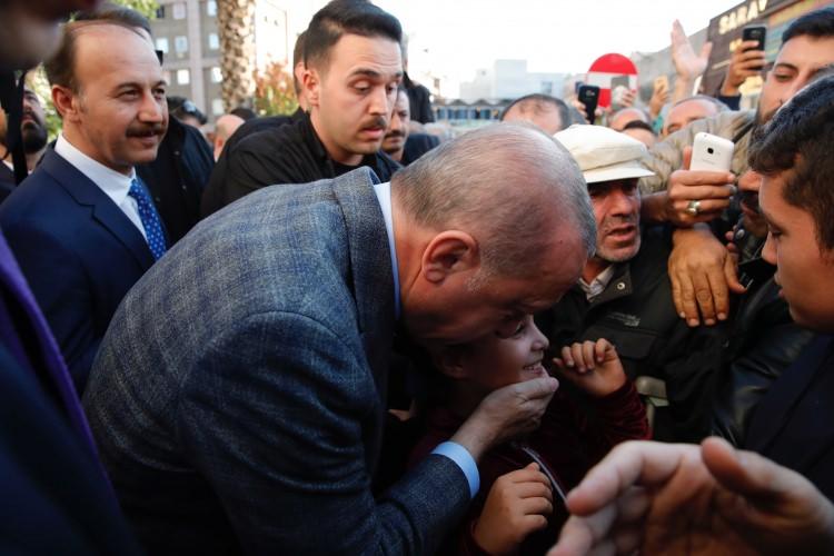 <p><span style="color:#FF8C00"><strong>ERDOĞAN'IN ŞANLIURFA ZİYARETİNDEN KARELER</strong></span><br />
<br />
Türkiye Cumhurbaşkanı Recep Tayyip Erdoğan, dün Şanlıurfa'da vatandaşların yoğun sevgi gösterisiyle karşılaşmıştı.</p>