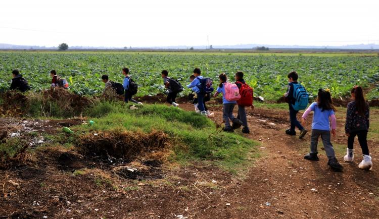 <p>Tarla yolundan giderken çocuklarının can güvenliği olmadığını belirten Beyrüz, “Sulama yapılırken çocuğum gidince çok korkuyorum. Başlarına ne gelecek korkusuyla bekliyorum akşama kadar” ifadelerini kullandı.</p>
<p> </p>