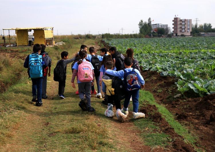 <p>Kış ayı geldiğinde ise yağmurdan dolayı toprak yol çamurla kaplı olunca veliler çocuklarının ayaklarına poşet geçirerek okula gönderiyor. </p>
<p> </p>