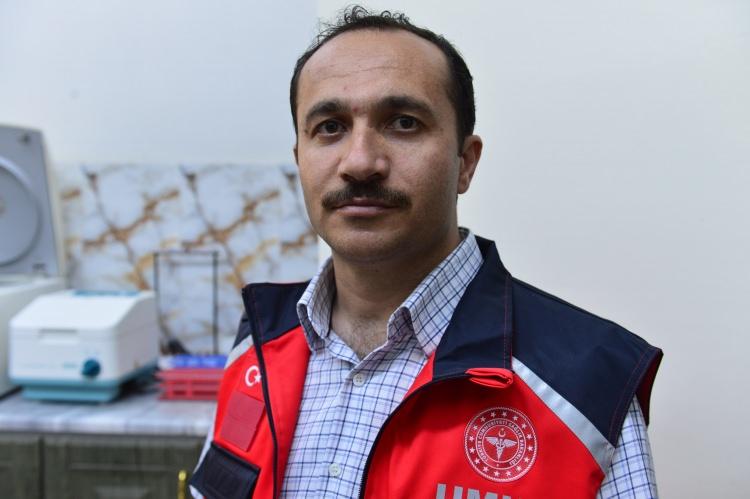 <p> Bölgede 10 günden bu yana mobil tırlarının hizmet verdiğini ancak artık hizmeti Rasulayn Hastanesinde yürüttüklerini dile getiren Erkuş, acil, çocuk, kadın doğum, dahiliye ve genel cerrahi bölümlerinde hasta kabulüne başlandığını sözlerine ekledi.</p>