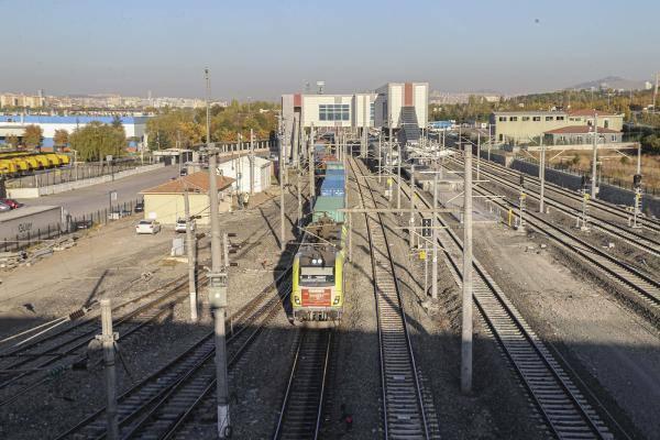 <p><strong><span style="color:#FFD700">'ÜLKEMİZ, DEMİR İPEK YOLUNUN EN STRATEJİK BAĞLANTI NOKTASI'</span></strong></p>

<p>Bu kapsamda Türkiye-Azerbaycan ve Gürcistan'ın oluşturduğu iş birliği temelinde hayata geçen Bakü-Tiflis-Kars Demiryolu Hattı üzerinde, Bakü'den Kars'a ilk seferini yapan trenin, dünya demiryolu taşımacılığına yeni bir yön verdiğini ifade eden Bakan Turhan, şöyle konuştu:</p>
