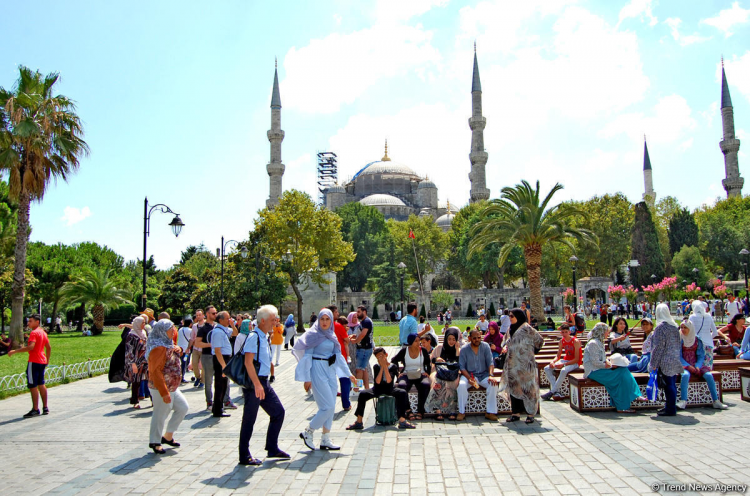 <p>İstanbul'a 9 ayda gelen yabancı turist sıralaması da belli oldu. 2019 yılı ocak-eylül aylarında İstanbul’a gelen yabancı sayısı geçen yılın aynı dönemine göre yüzde 12 artış ile 11 milyon 342 bin 822'ye yükseldi. İşte ülke ülke ilk 9 ayda İstanbul'a gelen turist sayısı...</p>
