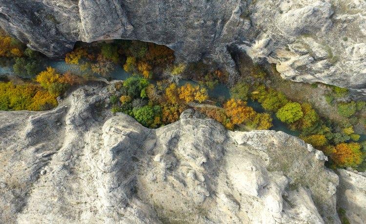 <p>Malatya'nın Darende ilçesindeki Tohma Kanyonu, sonbaharda rengarenk görüntüsüyle kartpostallık manzaraları aratmayan bir görsel şölen sunuyor. </p>
