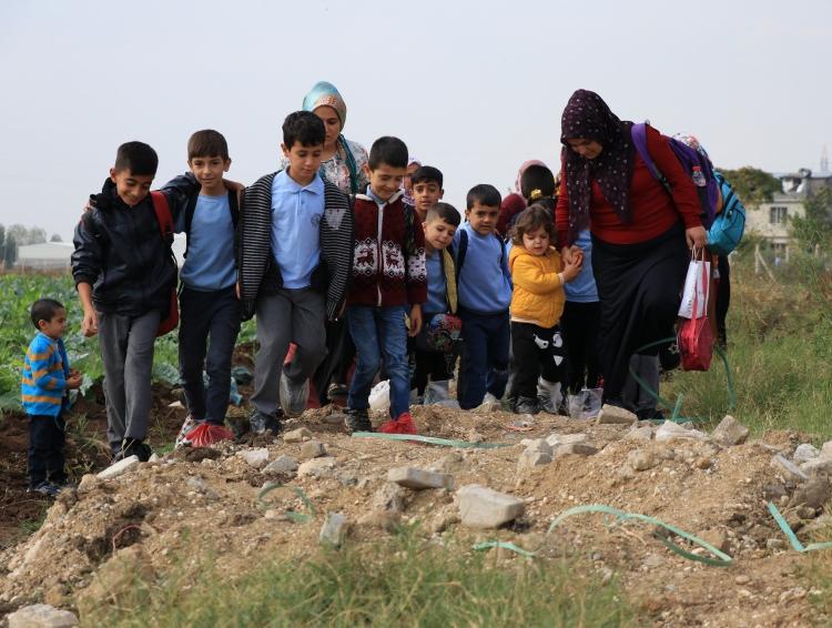 <p><strong>“Yol, çocukları yıldırıyor”</strong></p>
<p><br />
Çocukların yolda ayaklarına poşet giymeleri gerektiğini ancak poşetlerin de ücretli olması nedeniyle maddi açıdan zorluk çektiklerini ifade eden Halime Beyrüz, “Her gün 4 poşet maliyeti oluyor.</p>