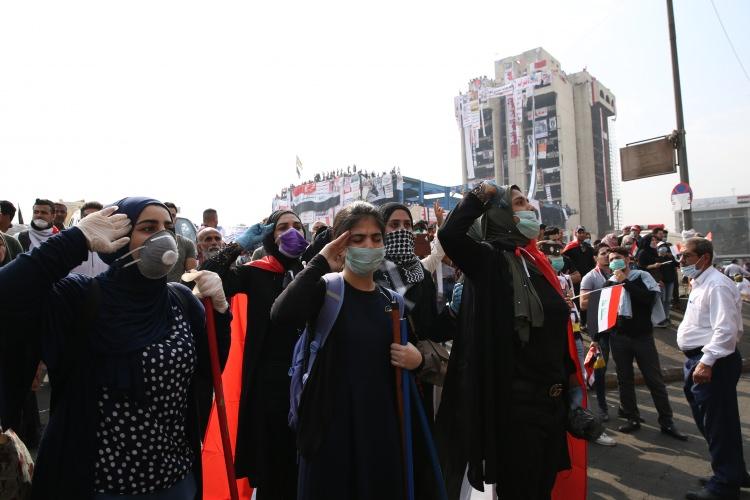 <p><strong>Binanın yeni sakinleri, geceyi de burada geçiriyor</strong></p>
<p>Göstericiler 2003'ten beri elektriği olmayan harabeye dönmüş bu metruk binayı, kendi aralarında topladıkları paralarla aydınlatmayı başardı. Binanın tüm katlarını temizleyip derleyip toparlayarak yaşanabilir bir yer haline getiren göstericiler, geceyi de burada geçiriyor. Kendilerine "lojistik destek grubu" adını veren gönüllüler binanın yeni sakinleri olan protestoculara her gün içme suyu ve yiyeceğin yanı sıra göz yaşartıcı gazlardan korunmaları için gaz maskeleri de ulaştırılıyor. </p>