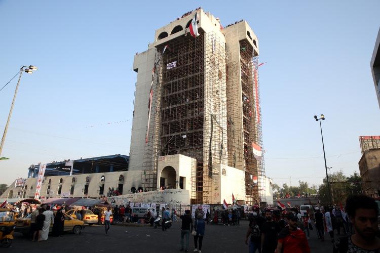 <p>Dev Irak bayrağı ve protestolarda hayatını kaybedenlerin posterlerinin yanı sıra hükümeti eleştiren pankartlarla donatılan bina kısa sürede gösterilerin merkezi ve sembolü haline geldi. </p>

<p> </p>
