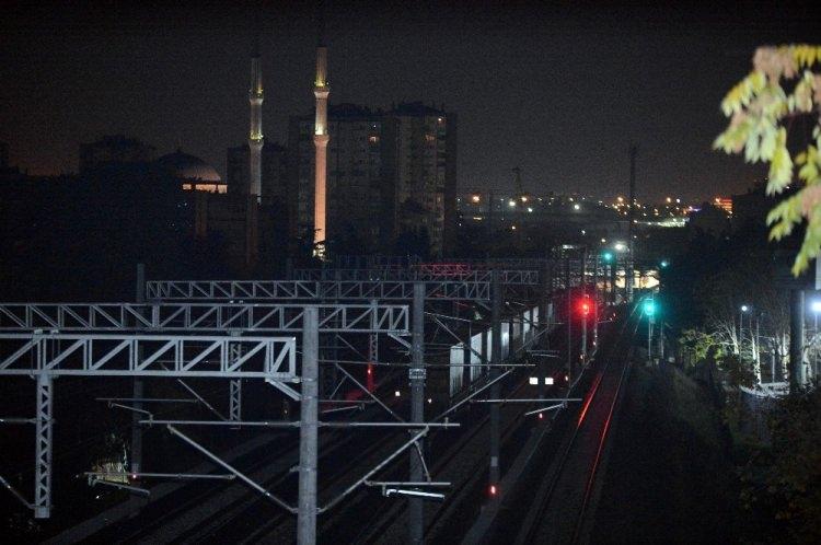 <p>Çin'in Şian şehrinden yola çıkan China Railway Express (Çin Demiryolu Ekspresi), Ankara'da yetkililer tarafından uğurlanmasının ardından Marmaray hattına giriş yaptı. Ayrılık Çeşmesi durağına gelen tren Üsküdar, Sirkeci, Yenikapı ve Kazlıçeşme duraklarını geçerek Zeytinburnu'na ulaştı.</p>