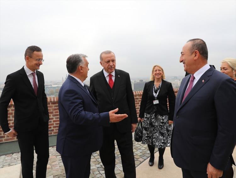 <p>Resmi törenin ardından tokalaşarak gazetecilere görüntü veren Erdoğan ve Orban, daha sonra baş başa görüşmeye geçti. Görüşme öncesinde Viktor Orban, Başbakanlık Ofisi'nin terasından Recep Tayyip Erdoğan'a Tuna Nehri'ni ve Budapeşte'deki bazı simgesel yapıları gösterdi.</p>

