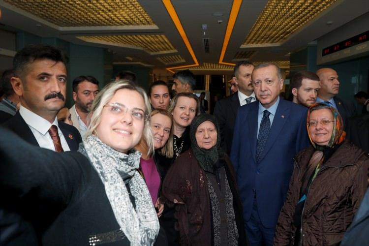 <p>Türkiye Cumhurbaşkanı Recep Tayyip Erdoğan, eski Adalet Bakanı Şevket Kazan'ı tedavi gördüğü hastanede ziyaret etti.</p>
