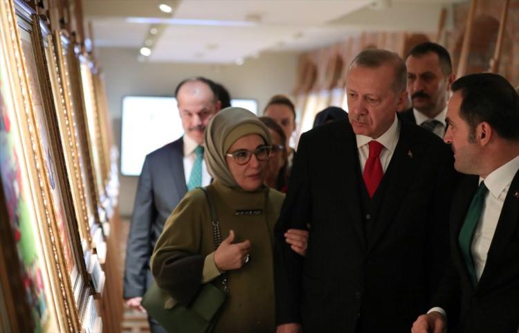 <p>Türkiye Cumhurbaşkanı Recep Tayyip Erdoğan, Gül Baba Türbesi'ni ziyaret etti ve Türbe kompleksindeki "Minyatürlerle Osmanlı Devri Türk Okçuluğu" sergisini ziyaret etti.</p>

<p> </p>
