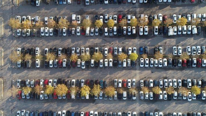 <p>BEYAZ ARAÇ ÇİZİKLERİ GÖSTERMİYOR</p>
<p>Beyaz aracın vatandaşlar tarafından tercih edilme sebeplerini anlatan Türkiye Odalar ve Borsalar Birliği Ticaret Meclis Üyesi Fahrettin Batı, "Türkiye'de üretilen otomobillerin yüzde 60-70 kadarı beyaz renkte üretiliyor. Beyazdan sonra da siyah ya da füme renkler tercih ediliyor...</p>
