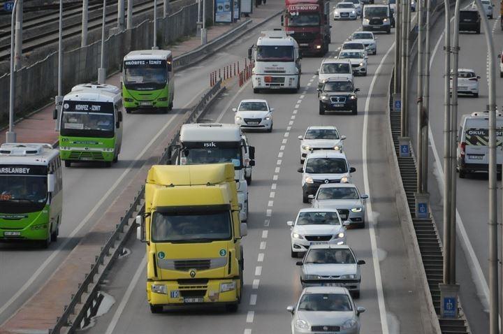 <p>OTOMOTİV MARKALARI METALİK RENKLERDEN YÜKSEK ÜCRET ALIYOR</p>

<p>Otomotiv markalarının farklı renklerdeki araçları daha yüksek fiyata sattığını söyleyen Batı, şöyle konuştu: "Beyazın dışındaki ya da opak renkler dediğimiz siyah ve kırmızı renklerin dışındaki metalik renk araçlarda, diğer renkli araçlarda boya ücreti daha fazla oluyor. Bazı markalarda özellikle metalik renk ücretini fazladan istiyorlar...</p>
