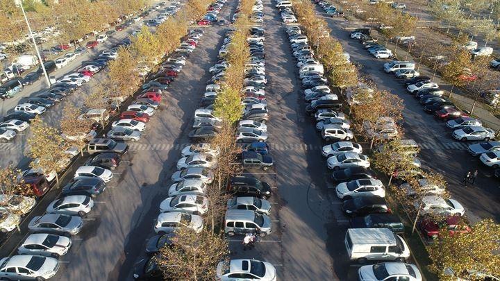 <p>Genellikle halk beyaz renk araçları tercih ettiği için opak renkteki araçlar bin-bin 500 TL daha ucuz oluyor. Bizim gibi otomotiv işindeki, mesleği galericilik olan arkadaşlarımız genelde bütün tanıdıklarına beyaz renk araç almalarını tavsiye ederler...</p>
<p> </p>