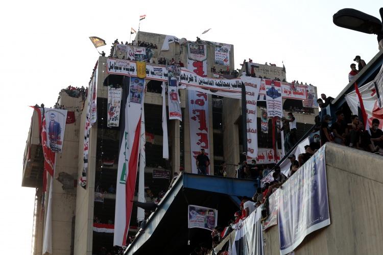 <p>Başkentin merkezinde ve Tahrir Meydanı'nın hemen karşısında yer alan binanın stratejik konumunun farkına varan eylemciler, gösterilerin yeniden başladığı 25 Ekim'de binanın tüm katlarına yerleşerek güvenlik güçlerinin buraya yaklaşmasına izin vermedi. </p>
<p> </p>