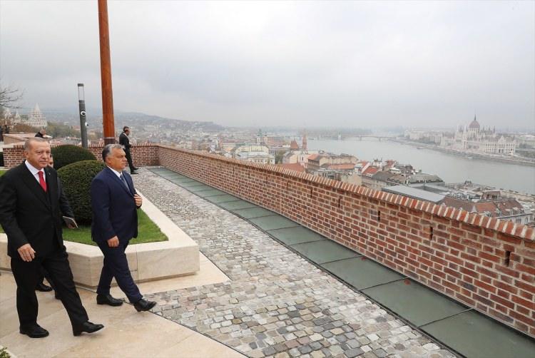 <p>Cumhurbaşkanı Recep Tayyip Erdoğan, Macaristan Başbakanı Viktor Orban'ın daveti üzerine geldiği Budapeşte'de resmi törenle karşılandı.</p>
