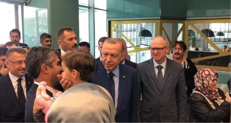<p>Kazan'ın tedavi gördüğü hastanede diğer bazı hastaları da ziyaret eden Cumhurbaşkanı Erdoğan, yeni doğan bir bebeği sevdi.</p>
