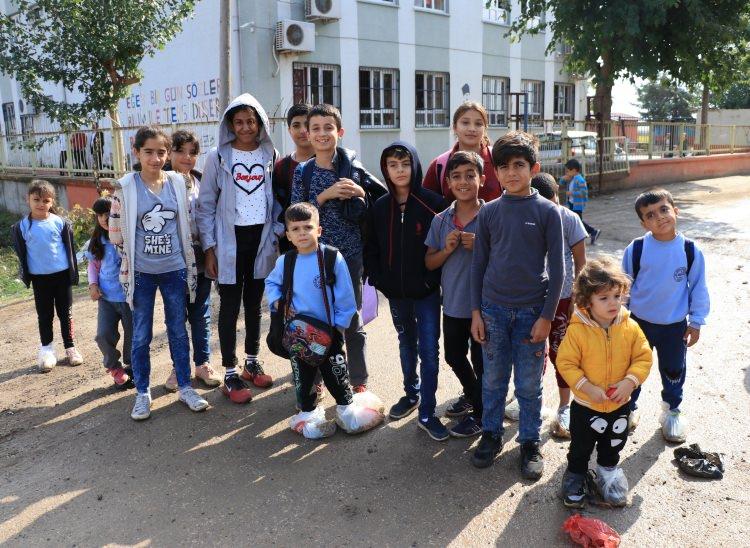 <p>Bu yoldan gidince ayaklarımız çamur oluyor sonra hoca bize kızıyor. </p>