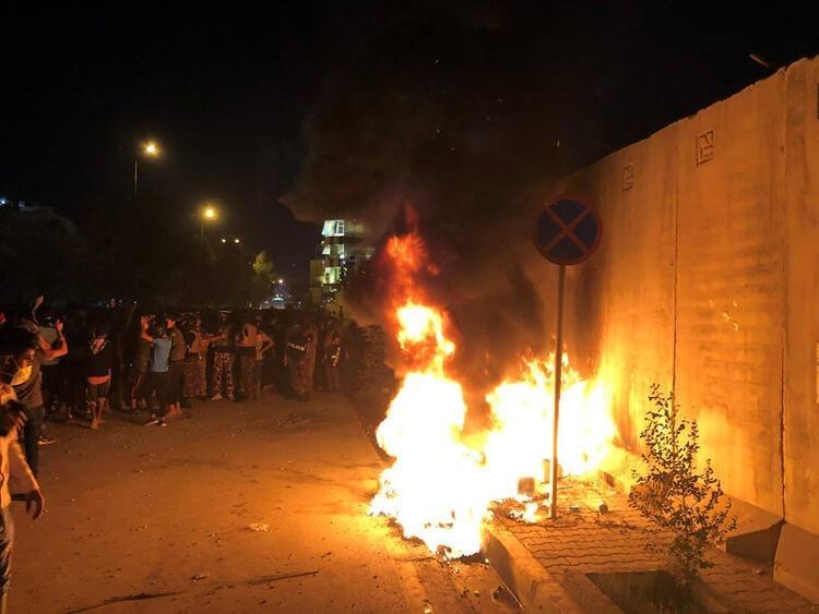 <p>1 Ekim tarihinden bu yana Irak sokaklarını dolduran on binlerce gösterici, Bağdat yönetimine olduğu kadar İran'a da öfkeli. Kerbela'daki İran Konsolosluğu'na girmek isteyenler binanın girişine Irak bayrağı astı. İran bayrağını da indirmeyi deneyen protestoculara askerler ateş açmış ve üç kişi ölmüştü.</p>
<p> </p>