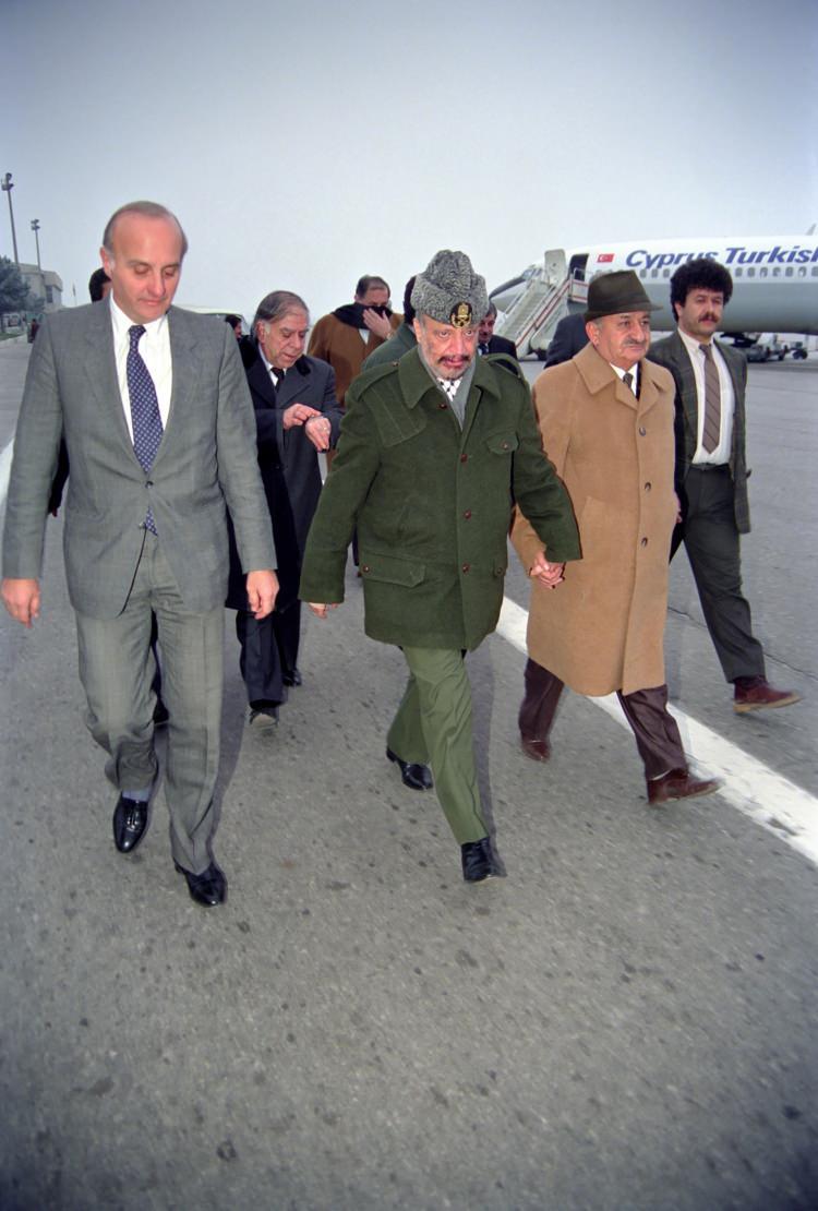 <p>18 Aralık 1991'de Filistin Devlet Başkanı Yaser Arafat (sol 2), resmi temaslarda bulunmak üzere Ankara'ya geldi.</p>
