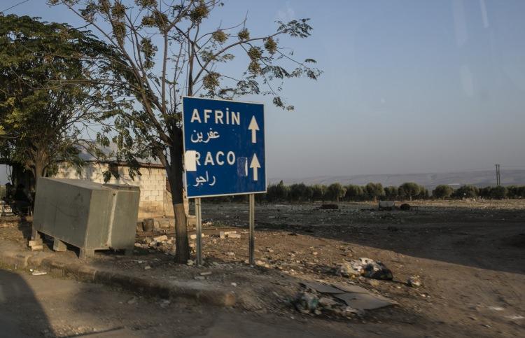<p>Afrin bölgesiyle ticaretin geliştirilmesi için Zeytin Dalı Sınır Kapısı hizmete sunuldu. Afrin ile Hatay arasında açılan kapıyla, insani yardım konvoylarının buradan geçiş yapmasının yanı sıra bölgeyle ticari ilişkilerin geliştirilmesi hedefleniyor.</p>
