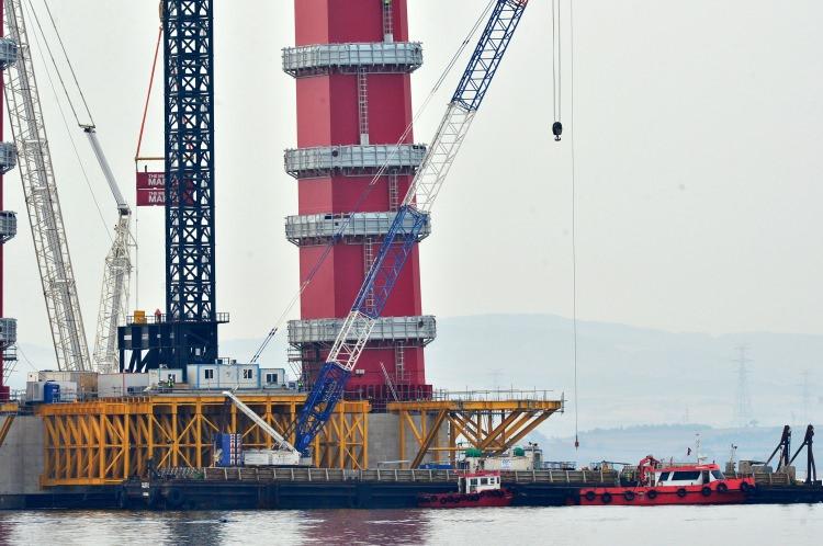 <p>Köprü için 2 yaklaşım viyadüğü, 4 betonarme viyadük, 10 alt geçit köprüsü, 33 üst geçit köprüsü, 6 köprü, 43 alt geçit, 115 menfez, 12 kavşak, 4 otoyol hizmet tesisi, 2 bakım işletme merkezi, 6 ücret toplama istasyonu inşa edilecek.</p>

<p>1915 Çanakkale Köprüsü'nün 18 Mart 2022'de hizmete açılması planlanıyor.</p>
