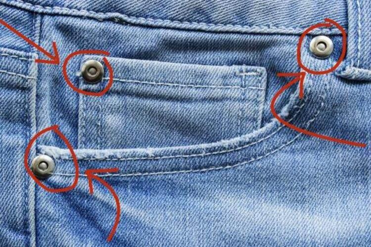 <p><strong>Cep kenarlarındaki tuhaf düğmeler</strong></p>

<p>Levi Strauss ilk kot pantolonu ürettiğinde en büyük problem, pantolonu giyen işçilerin hareketlerinden ötürü sık sık yırtılma sorunlarının görülmesiydi. (O dönemler kot pantolonu en çok altın işçileri giyiyordu.) Bu düğmeler de esasında yırtılma problemlerini engelleyebilmek için yapılmıştı.</p>
