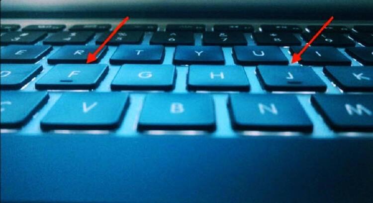 <p>Klavye ile 10 parmak yazı yazarken F ve J harfleri işaret parmakların durduğu yerlerdir.</p>