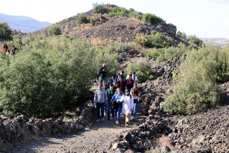 <p>Ancak içinde bulunduğumuz yılda, artan bir şekilde lise, ortaokul ve hatta ilkokul öğrencilerinin de geldiğini görüyoruz. Bunun sebebi de 4. sınıfta kayaçlar konusu müfredatta yer alıyor. </p>
