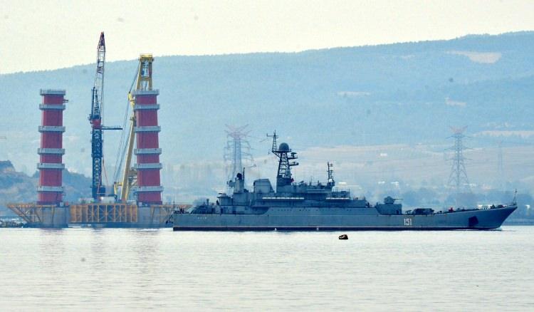 <p>Orta açıklığı 2023 metre, 770'er metre yan açıklıklar, 365 ve 680 metrelik yaklaşım viyadükleriyle, Çanakkale Boğazı'nın ilk asma köprüsünün toplam uzunluğunun 4 bin 608 metre olması planlanıyor."2x3" şeritle hizmet verecek köprünün tabliyesi 45,06 metre genişlikte ve 3,5 metre yükseklikte olacak. Tabliyenin her iki tarafında bakım onarım amacıyla kullanılacak yürüme yolları yapılacak.</p>
<p> </p>
