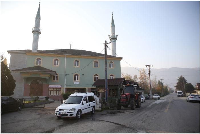 <p>Merkeze bağlı Aydınpınar Köyünde bulunan ve depremde yıkılan Çınarlı Camisinin şimdiki hali</p>
