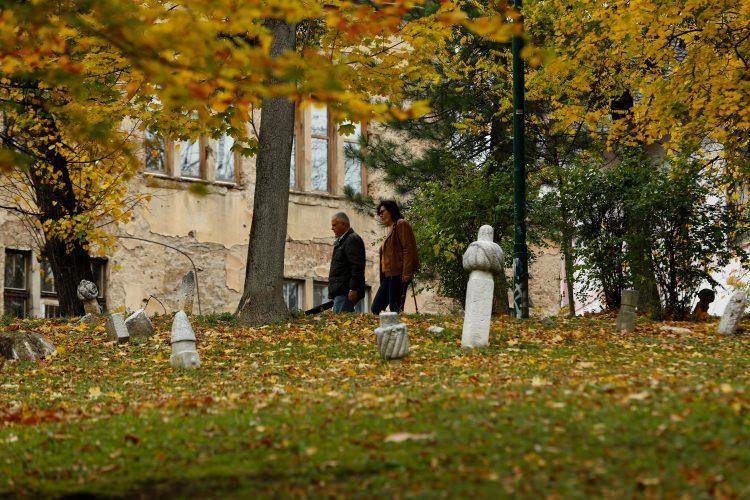 <p>Osmanlı dönemine ait birçok esere ev sahipliği yapan Saraybosna'nın şehir merkezinde bulunan ve bugün "Büyük Park" olarak anılan tarihi mezarlık, bakımsızlık ve ilgisizlik nedeniyle oldukça kötü bir durumda.</p>
