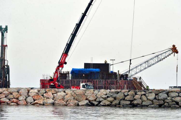<p>Biz yıllarca köprüyü hep hayal ettik, Sayın Cumhurbaşkanımızın talimatlarıyla şu anda gerçek oluyor. Köprünün temelinin atılmasıyla yoğun çalışmalar başladı. İnşallah 2022'nin 18 Mart'ında hep birlikte köprüden yürüyerek Lapseki'den karşı tarafa geçeceğiz."</p>

