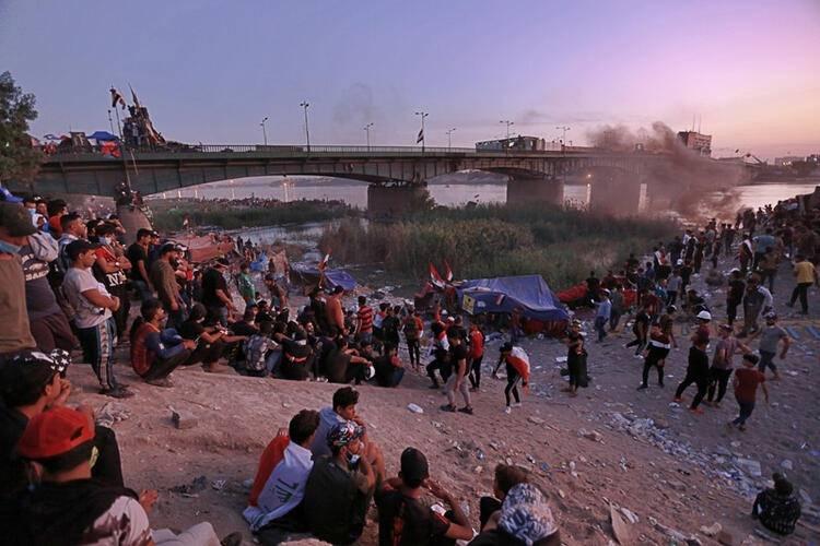 <p>Halen devam eden protestolarda ise göstericiler Es Sadr'ın müdahil olmamasını istiyor. Başkent Bağdat'ta "Sadr'a hayır, Amiri'ye hayır" pankartları açıldı, sosyal medyada 'Irak halkına değil İran'a hizmet etmekle' suçlandı.</p>
<p> </p>